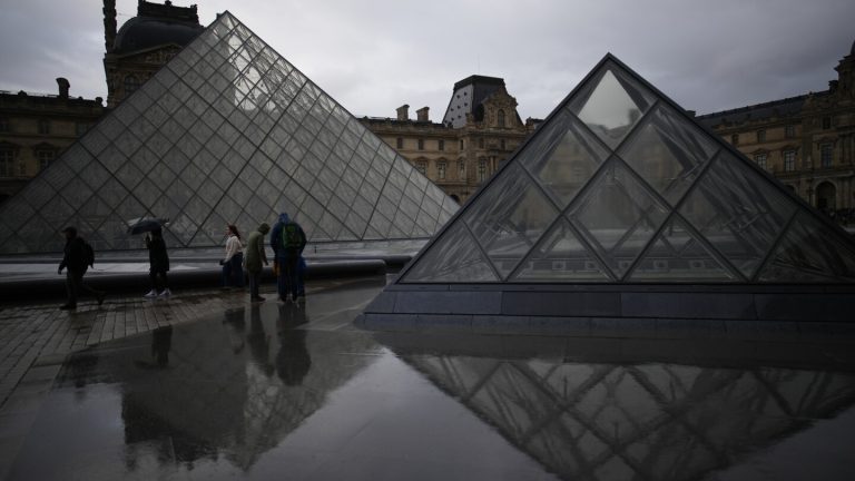 Ex-thief says he warned Louvre of security weaknesses before jewel heist