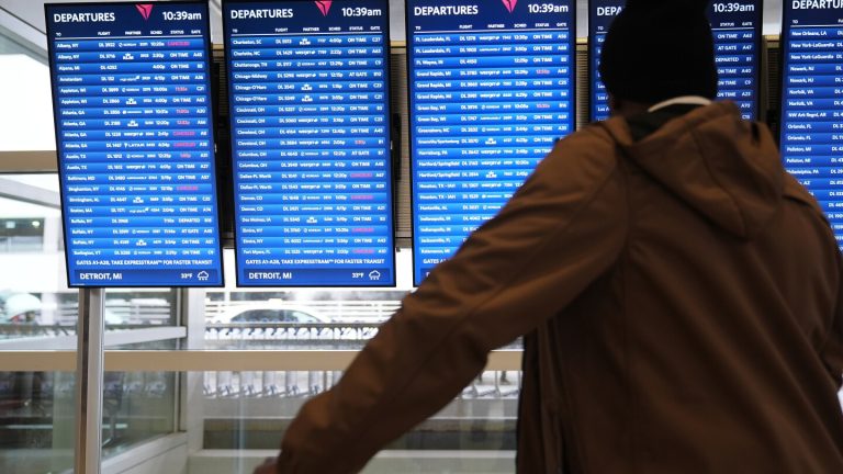 US air traffic faces Thanksgiving delays amid federal shutdown